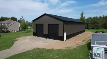 Side angle of Stately’s post-frame barn, emphasizing the structure’s 80-foot length and Everlast II™ steel panels.